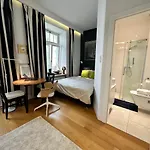 Apartment Decor 4 Fast Wifi 85'tv Netflix Hbo Disney+ Warsaw